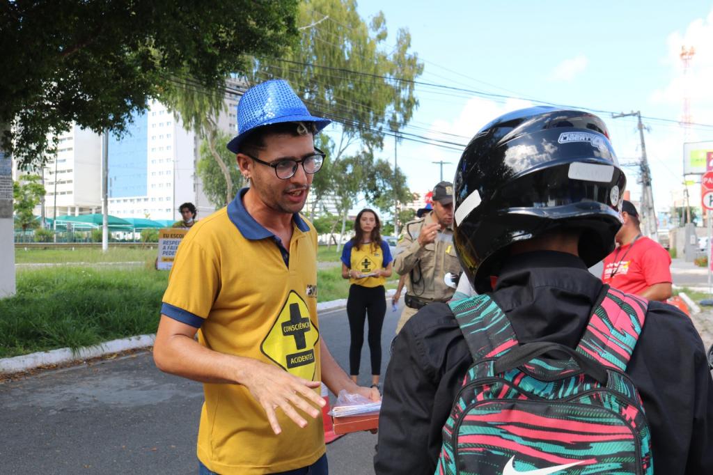 Maio Amarelo: SMTT realiza blitz educativa com foco nos motociclistas - SMTT Aracaju